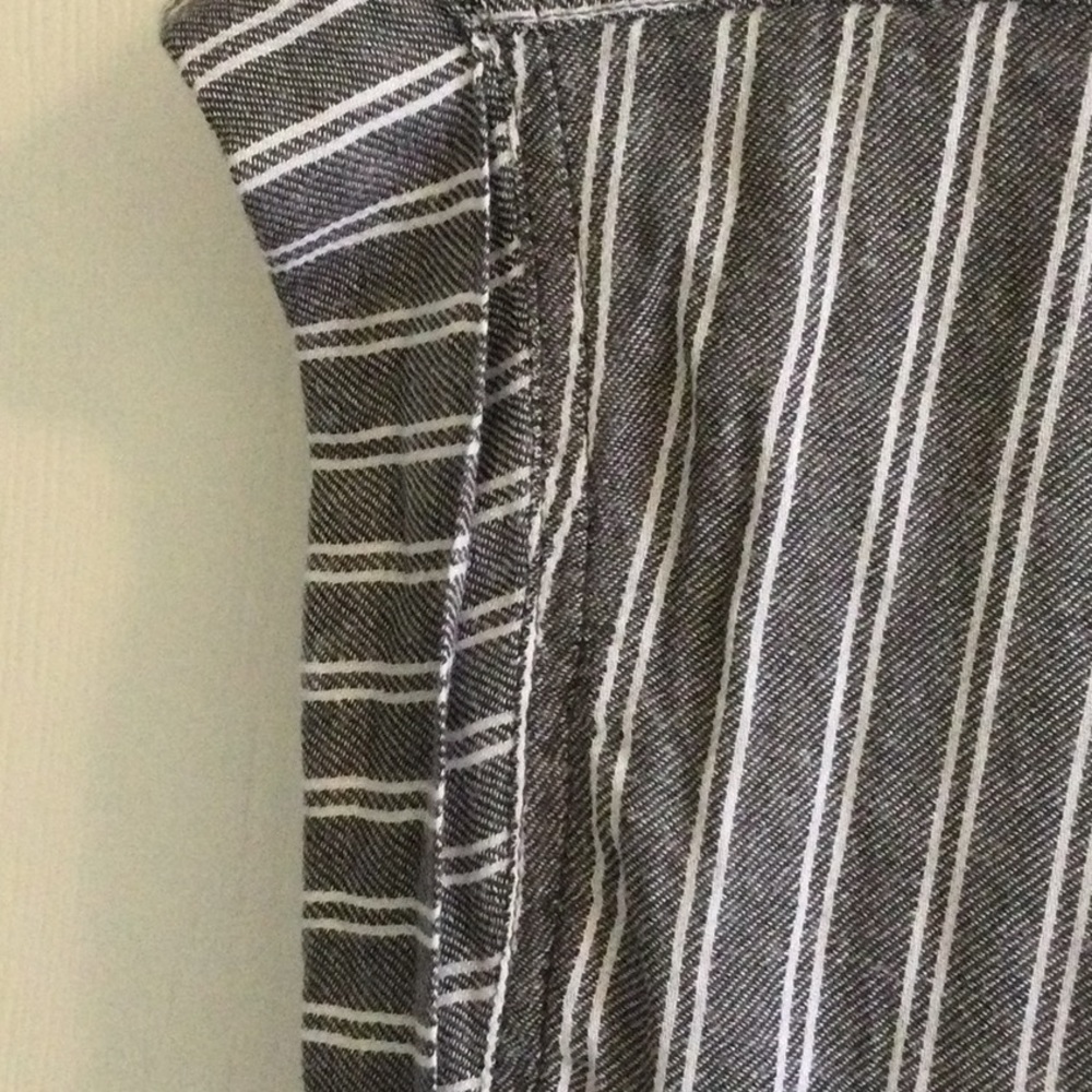 Sleeveless Striped Blouse - Picture 6 of 9